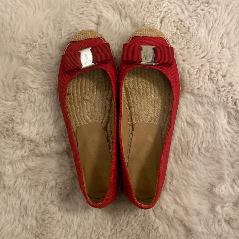 Authentic and in great condition. The left ribbon has some scratches (see pic).